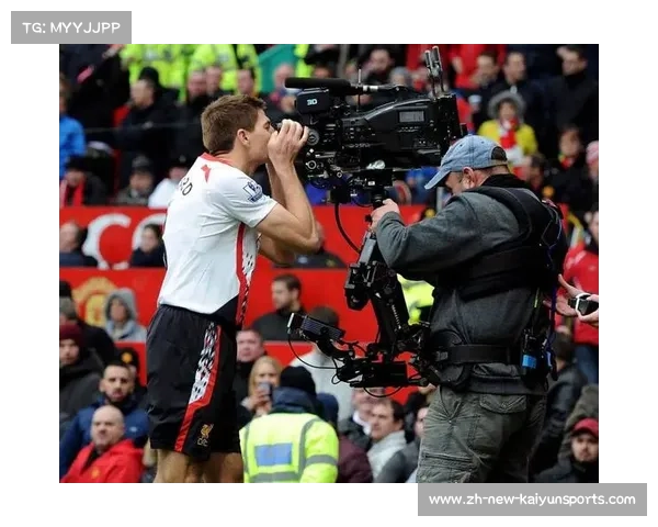 利物浦全队跪地声援，球迷们的团结与力量